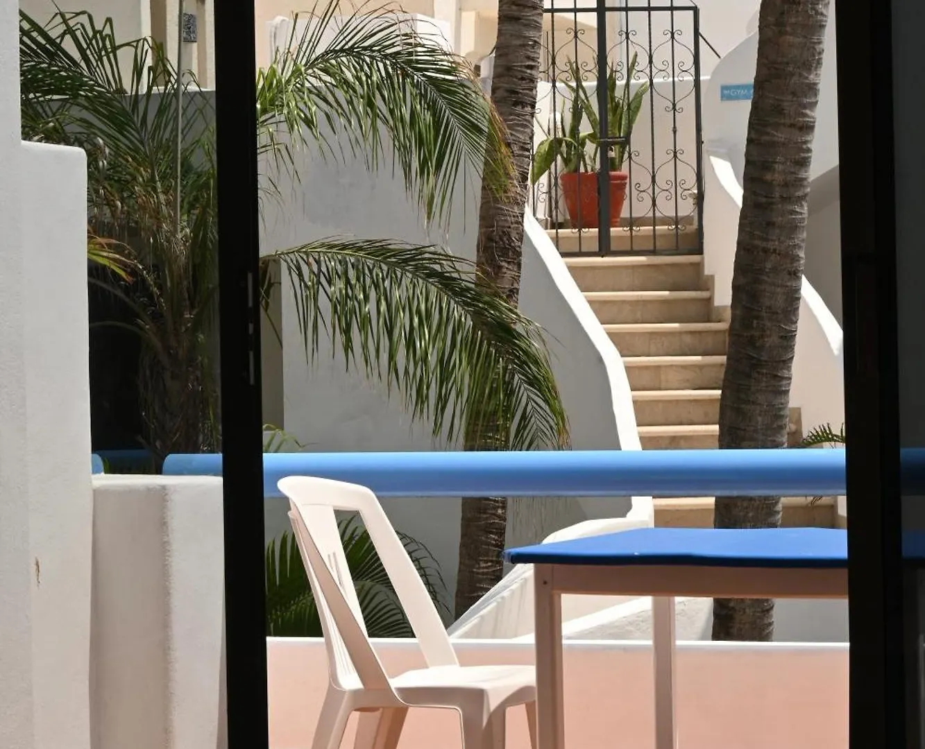 Pelicano Inn Playa del Carmen - Beachfront Hotel